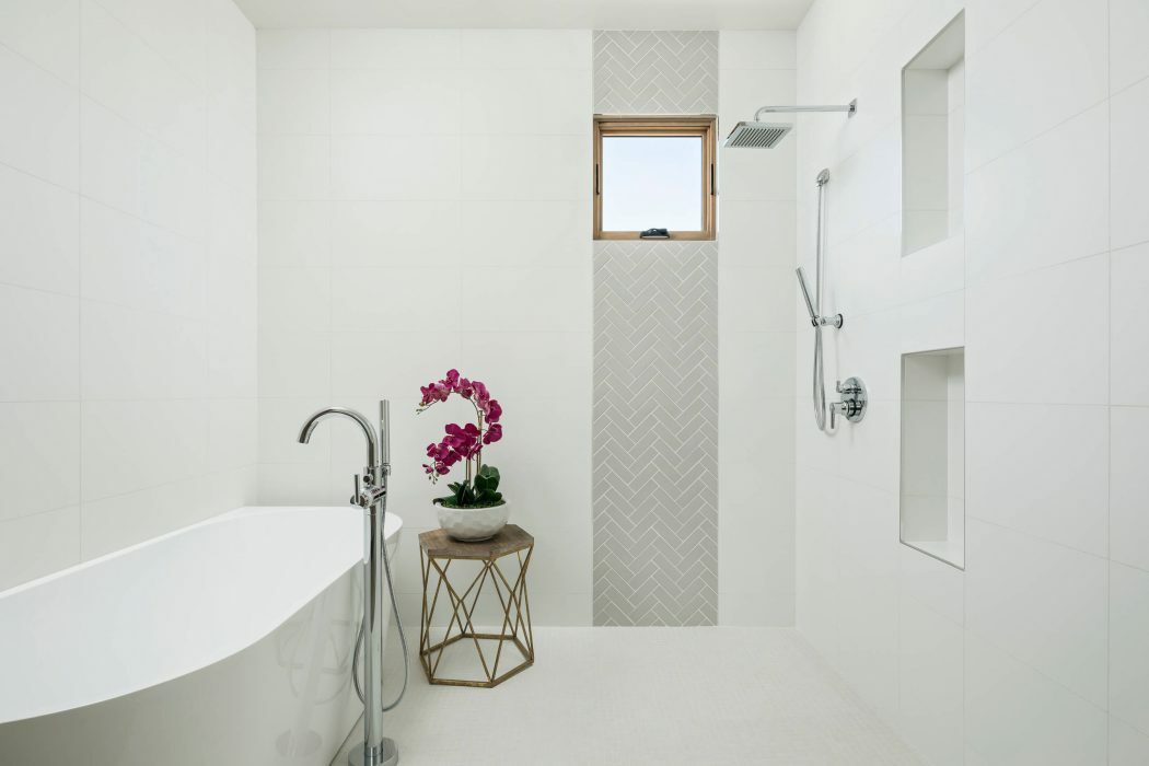 Hófehér modern fürdőszoba