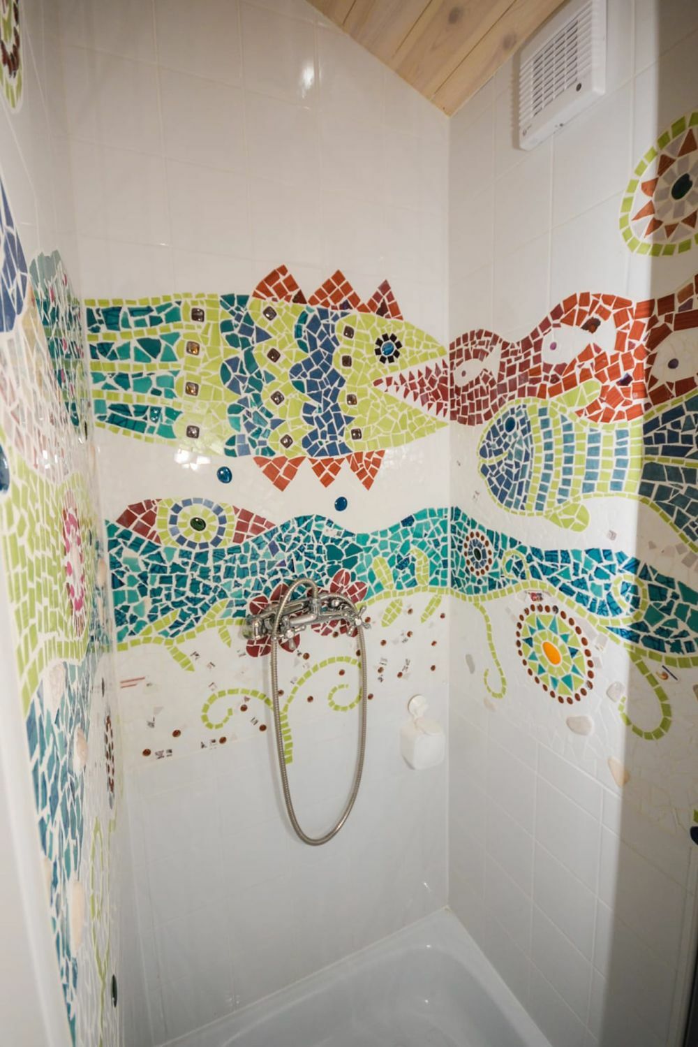 Mozaikkal díszített fürdőszoba, zuhanyzó