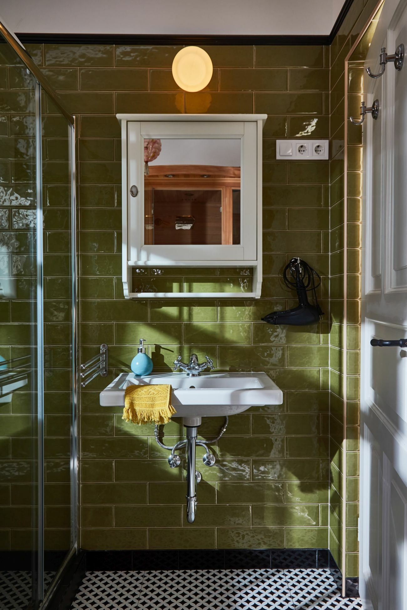 Klasszikus hatású zöld falicsempe ékesíti a fürdőt