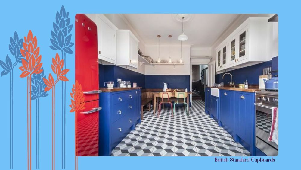 Kék konyha és piros hűtőszekrény