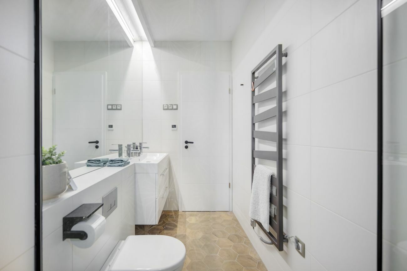 Tisztaságot sugárzó hófehér fürdőszoba