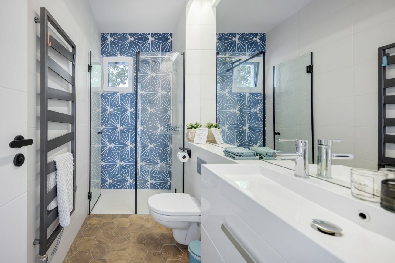 Kék-fehér fürdőszoba kombináció