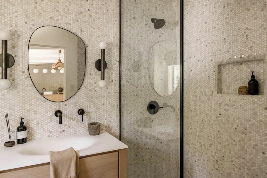 Fürdőszoba apró mozaik burkolattal