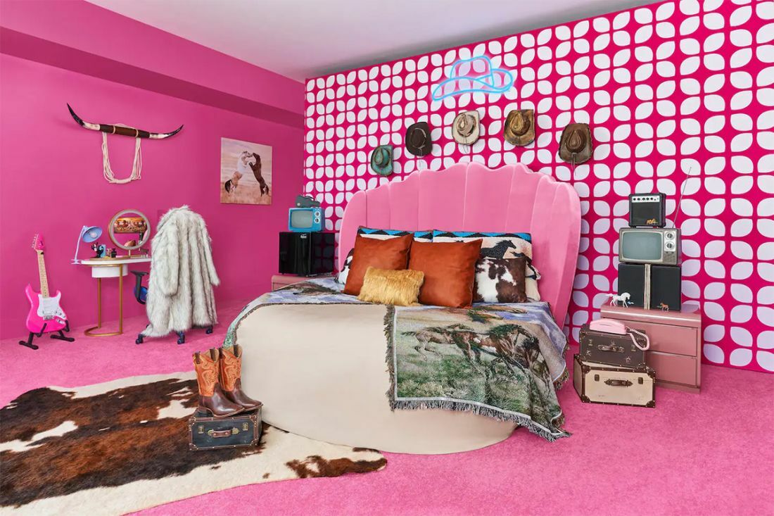 Marhabőr hálószobaszőnyeg,  párnák és a barna bőrdíszek Ken hálószobájában