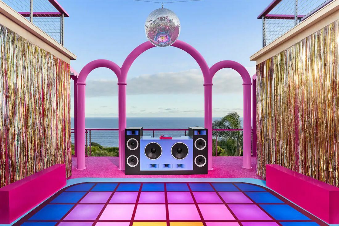 A Barbie Malibu Dreamhouse bulik nem lennének teljesek egy megvilágított diszkópadló nélkül