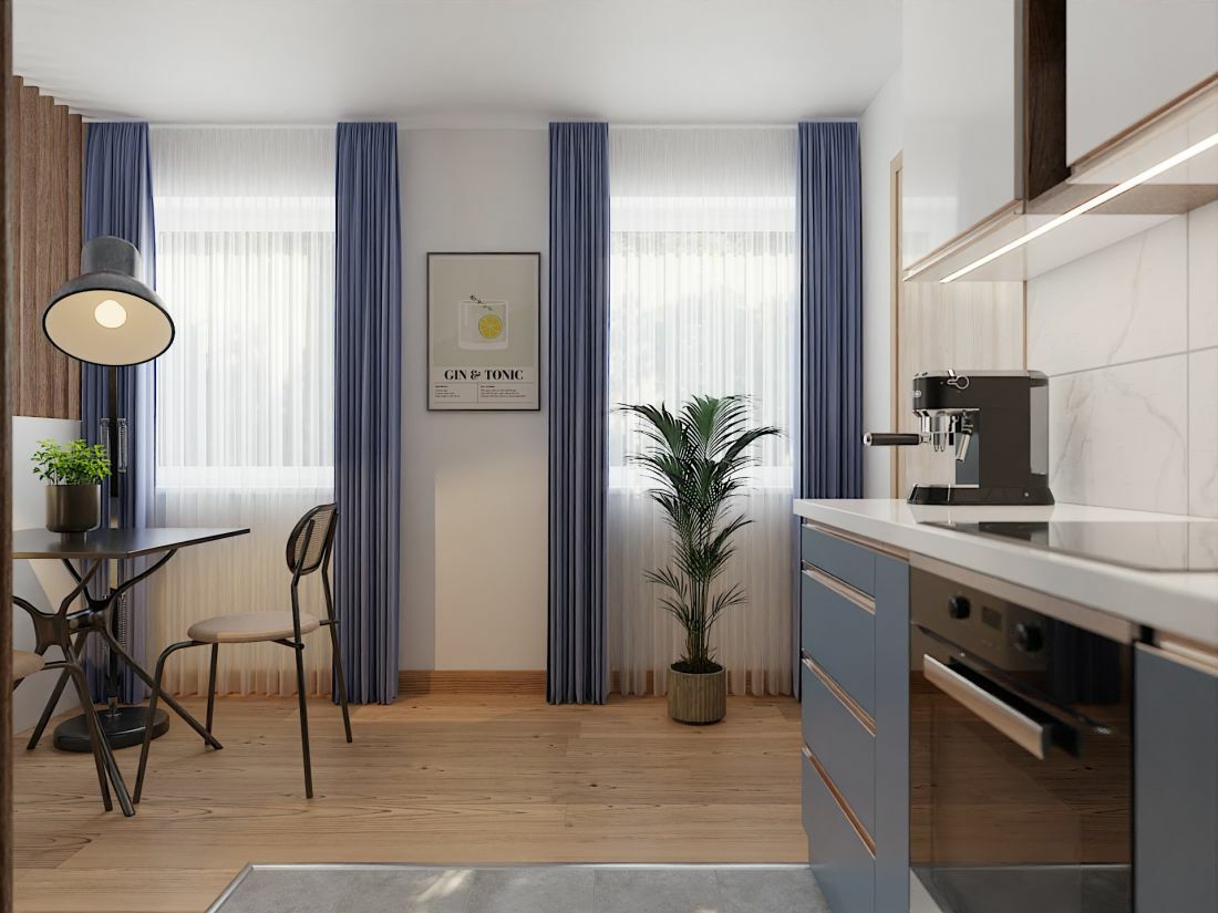 Kék konyha és kék függönyök egysége kis alapterületű lakásban