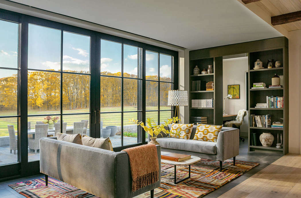 Modern nappali fasorra néző ablakokkal