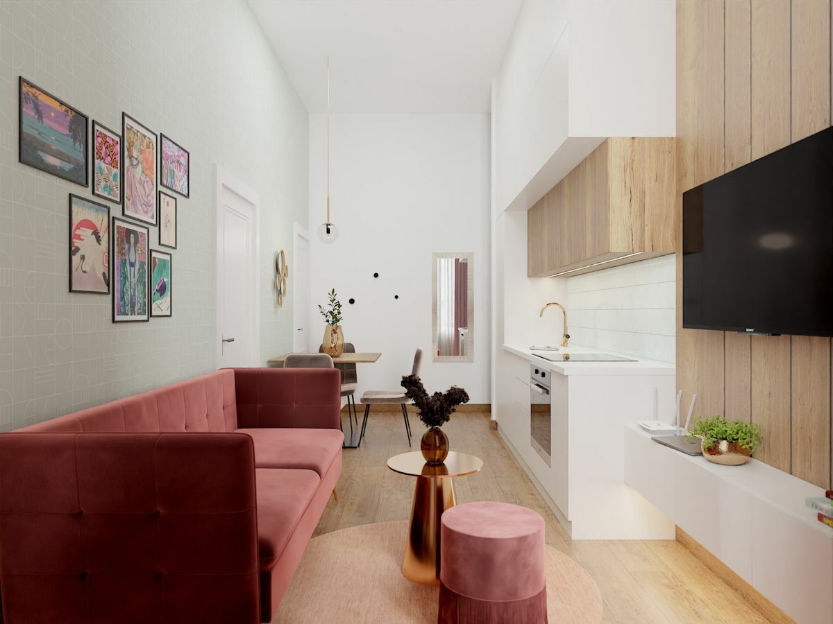 Világos kis lakás élénk színű kanapéval