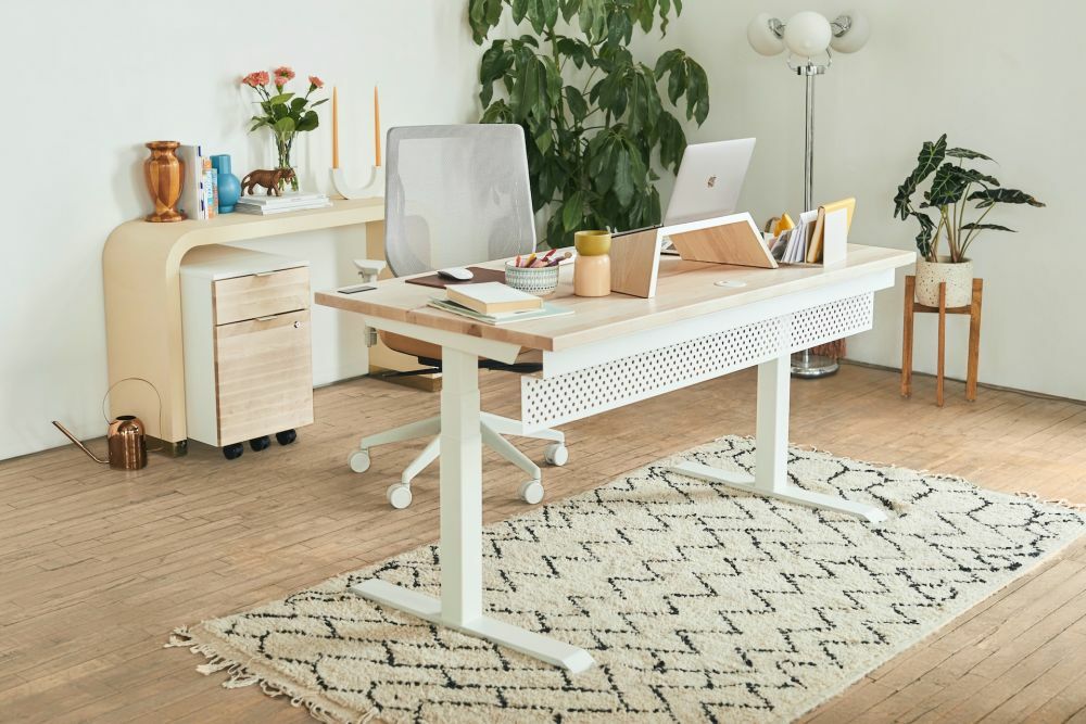 Home office térben álló íróasztal