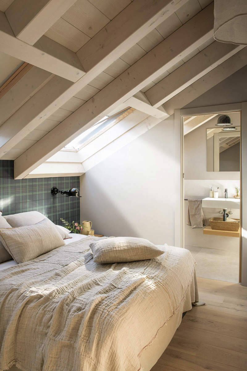 Hálószoba szép gerendázatal és tetőablakkal