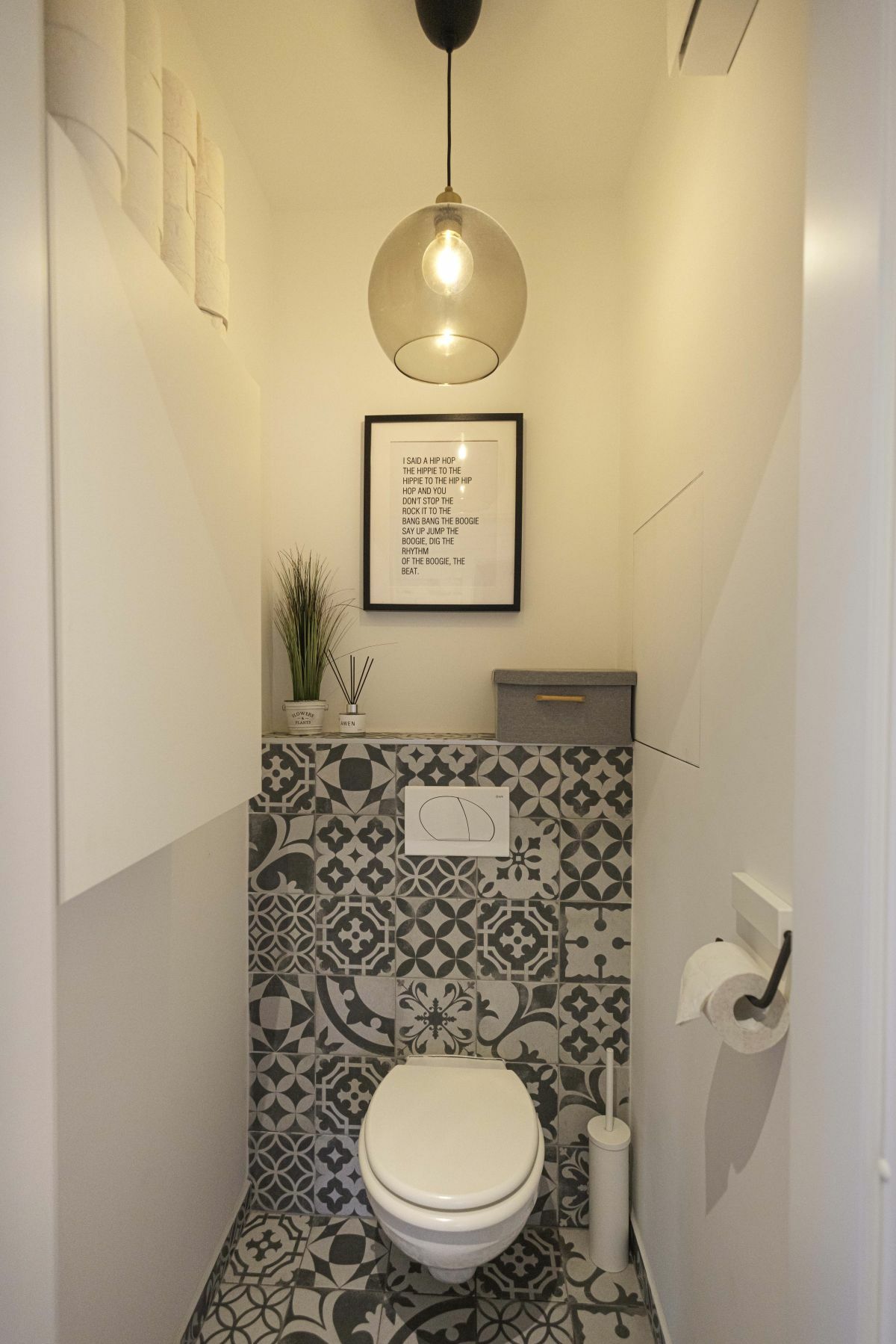 Cementlap mintás burkolat takarja a wc öblítőrendszerét