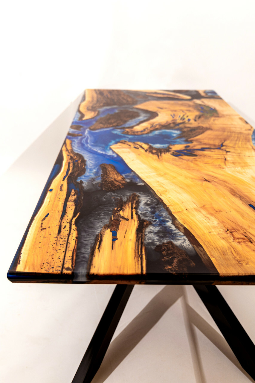 Színes epoxy asztal fával