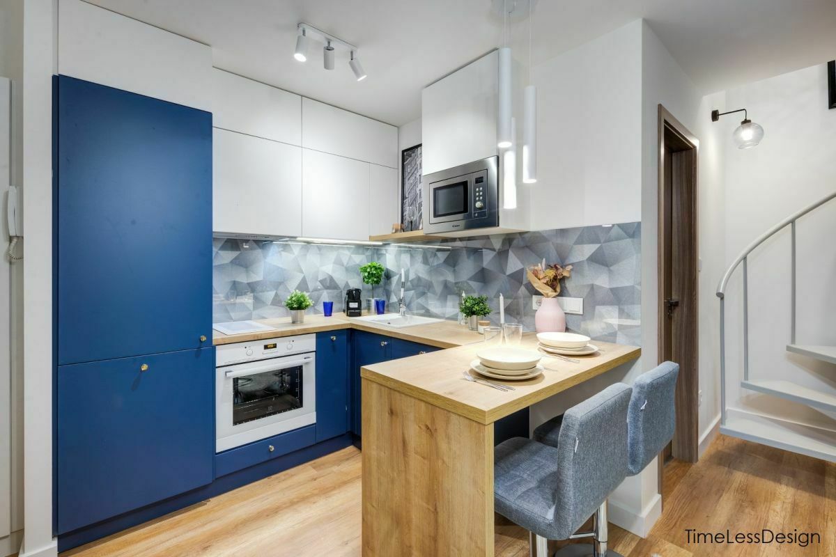 Kék bútorelemmel kombinált modern megjelenésű konyha