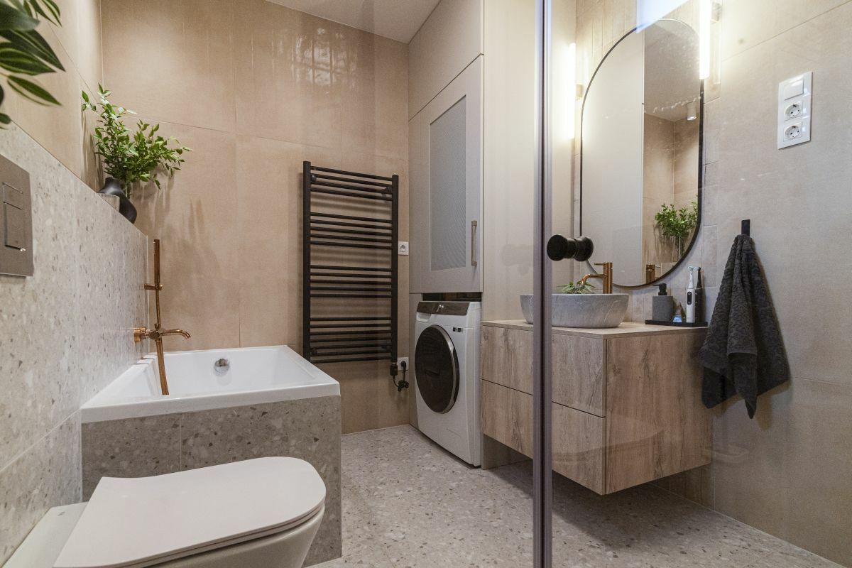 Fürdőkád terrazzo mintás oldalfalakkal