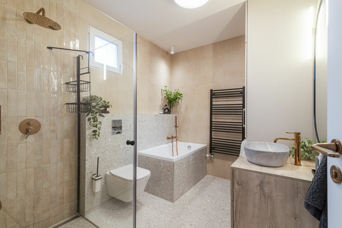 Modern fürdőszoba terrazzo lapokkal