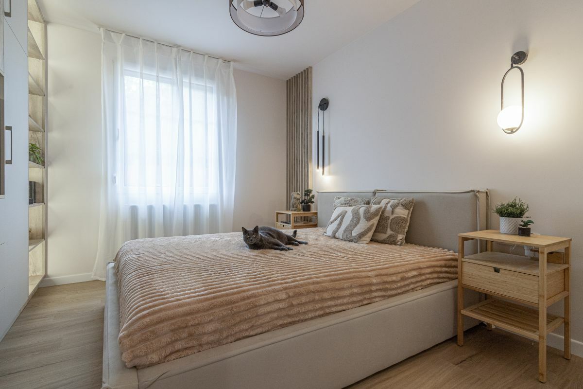 Kényelmes modern hálószoba, ami a cica is használhat