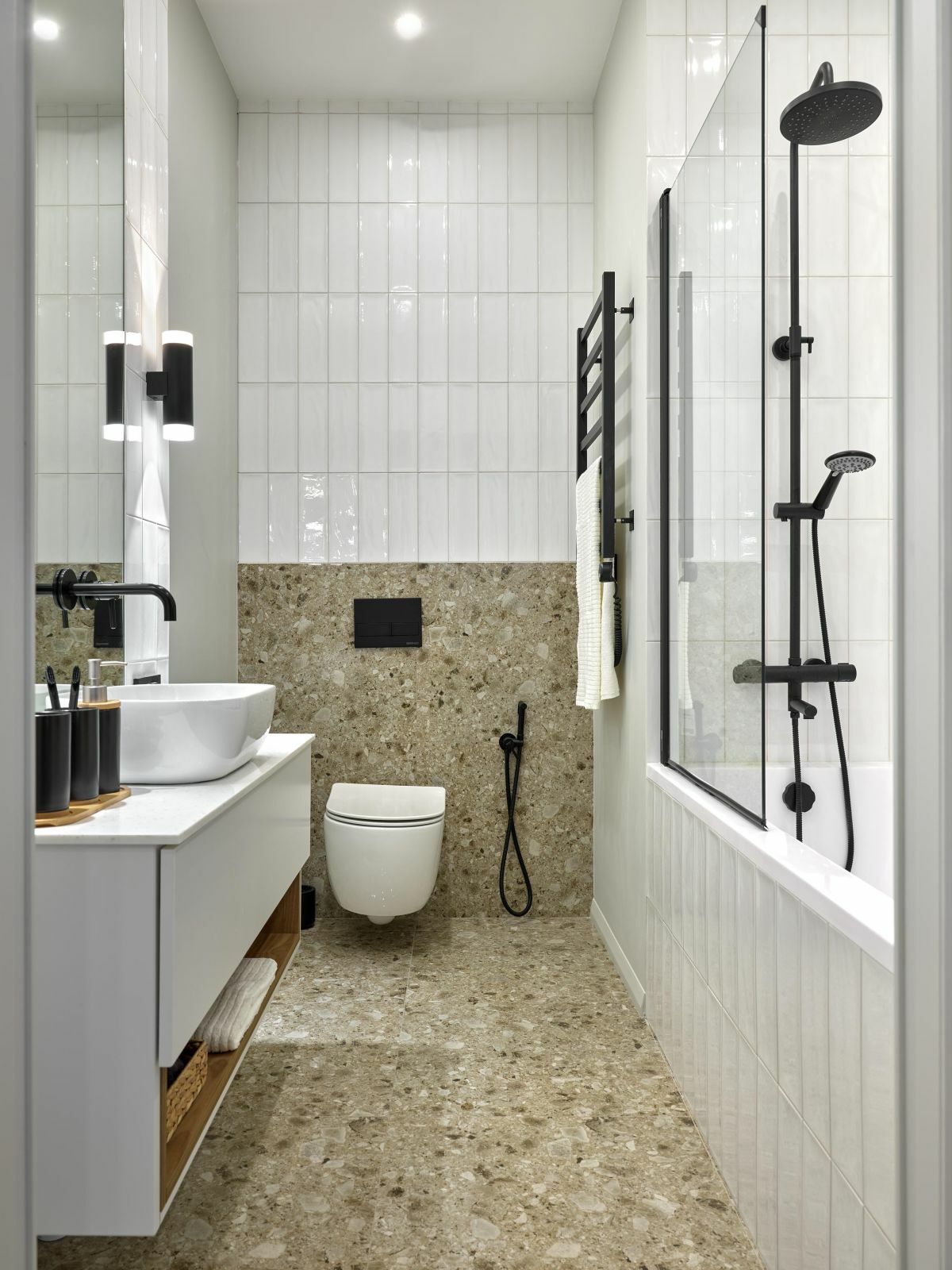 Terrazzo mintás padlóburkolat és fehér falicsempe fényes