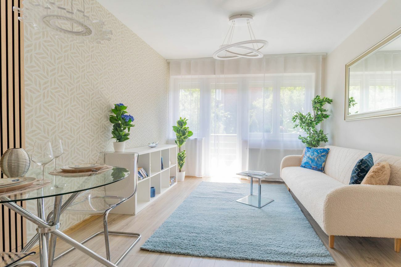 A világos nappali jelenleg home staging bútorokkal