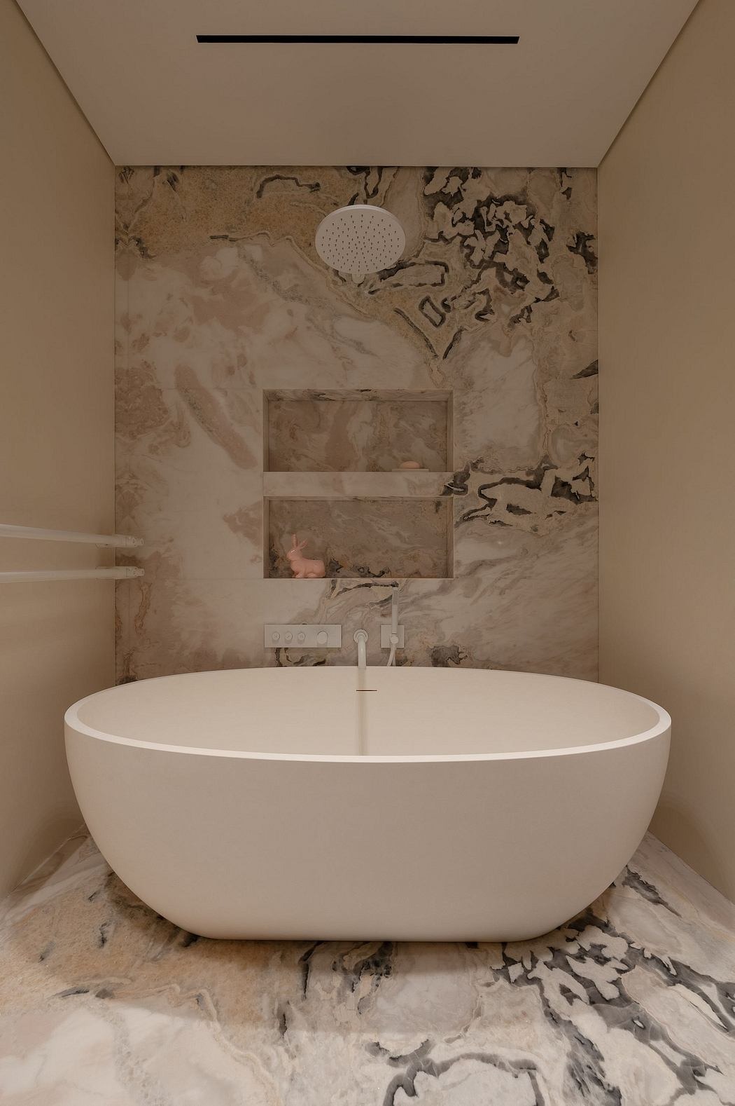 Térben álló kád kőmintás falburkolattal