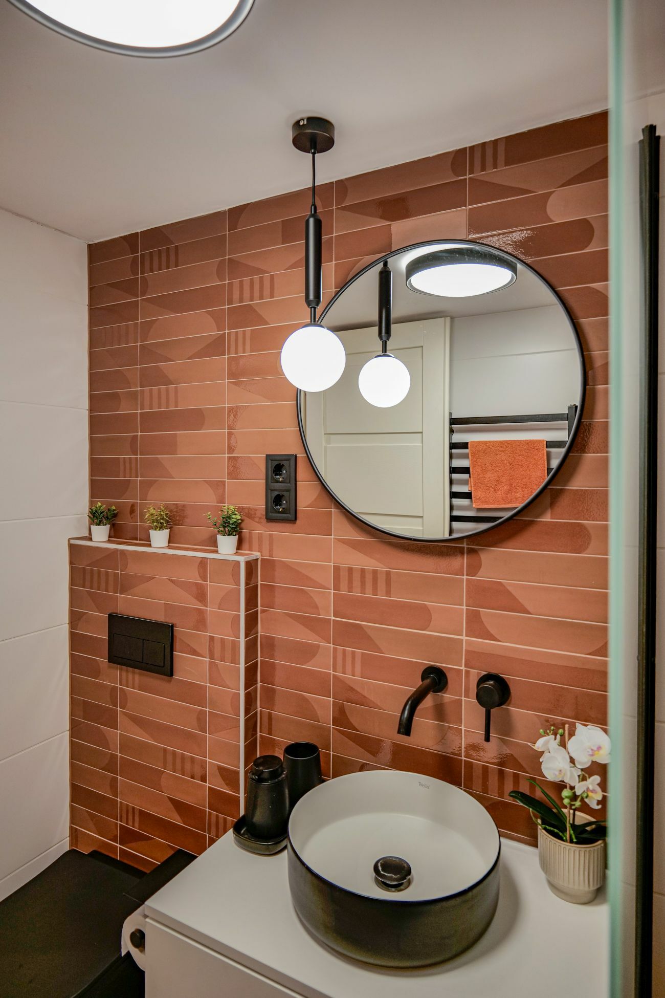 A fürdőben a csempék is vörösesbarnák