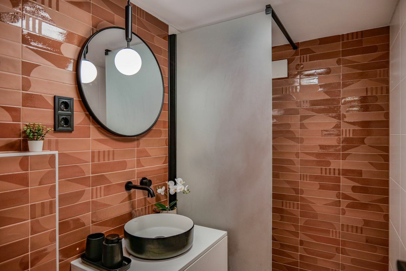 Modern zuhanyzó és fekete mosdótál kombinációja