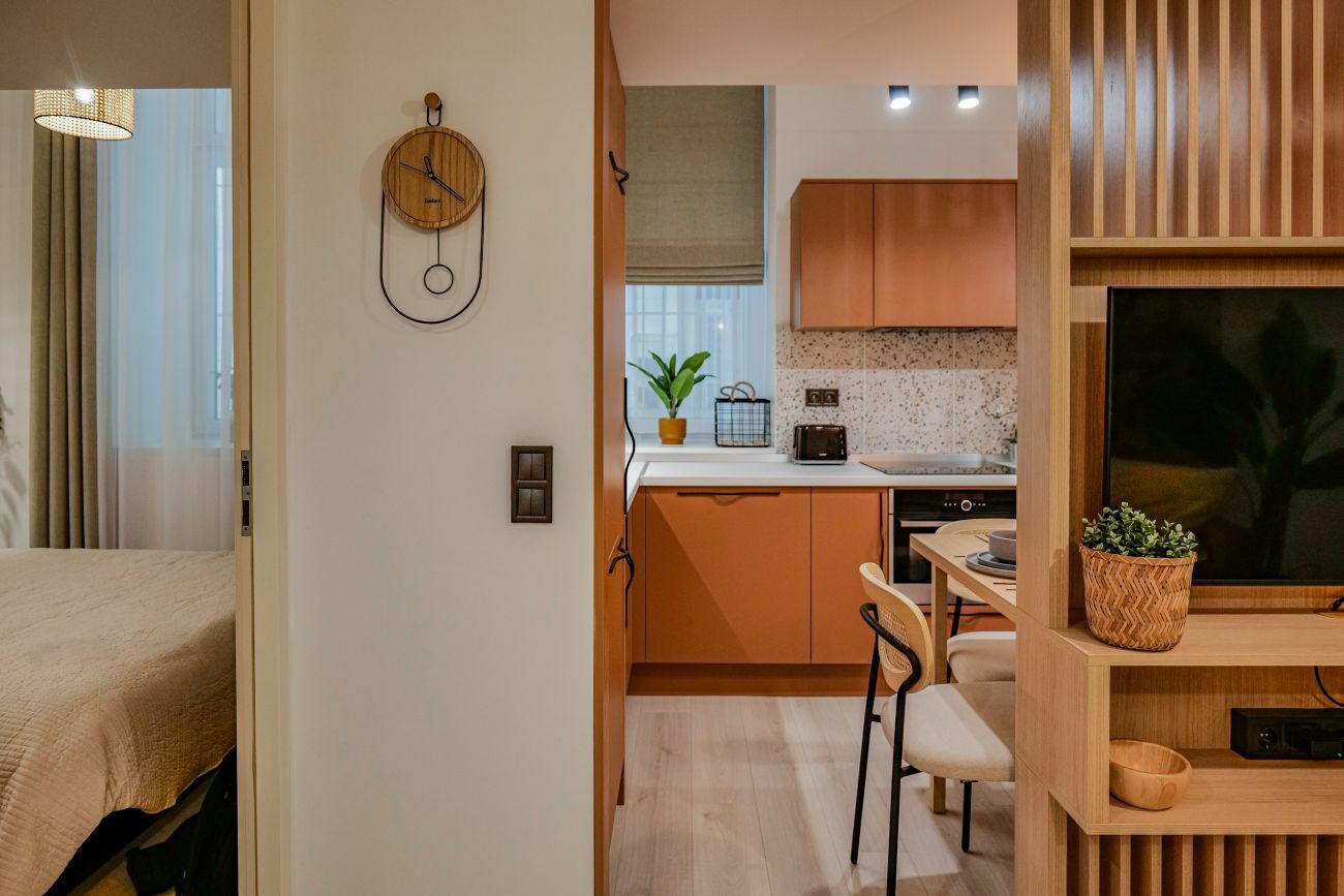 Stílusos modern konyhabútor vörösesbarna frontokkal