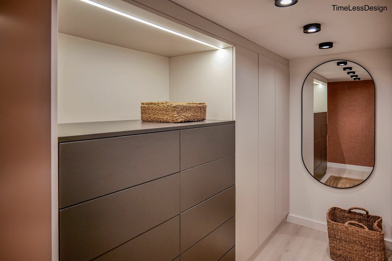 Egy ötletes walk-in gardrób szintén a galérián