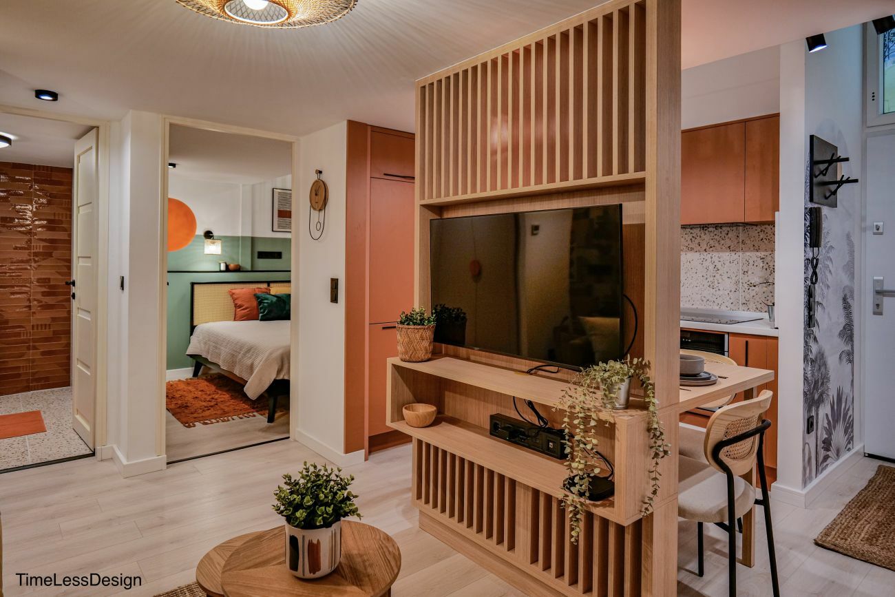 Egyedi tervezésű fa pengefal több funkcióval