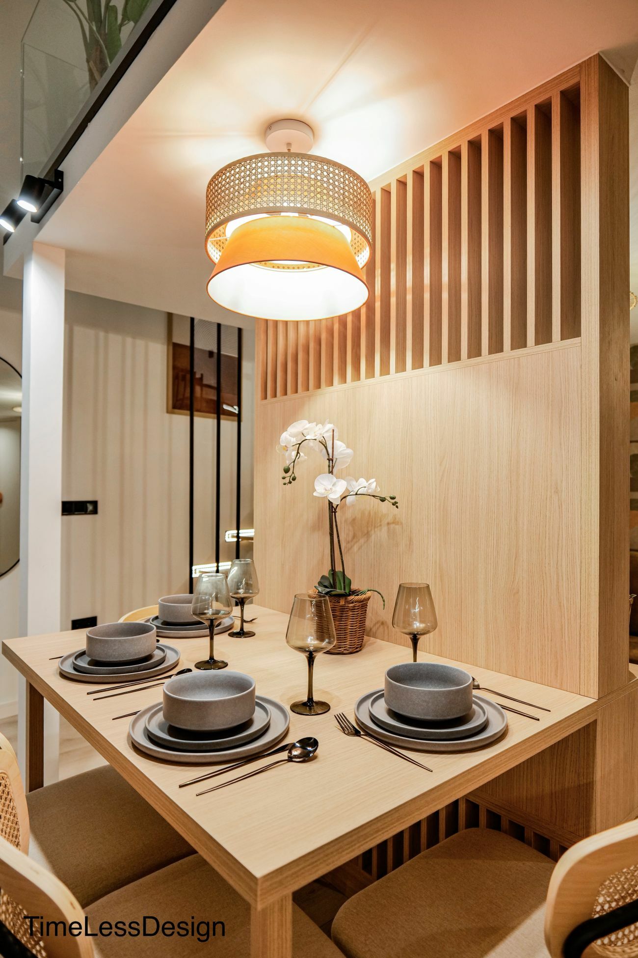 A galéria alsó felére függesztett lámpa elegendő fényt biztosít