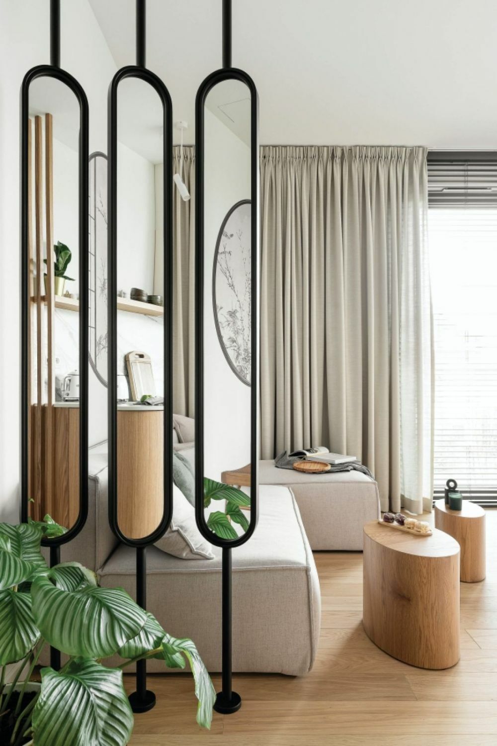 Tükrös térelválasztó elemek