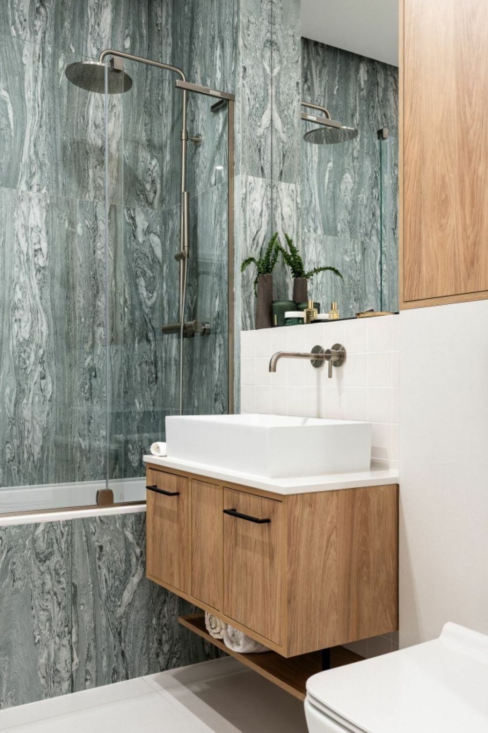 Kőmintás burkolat fürdőszobában a kád előlappal azonos