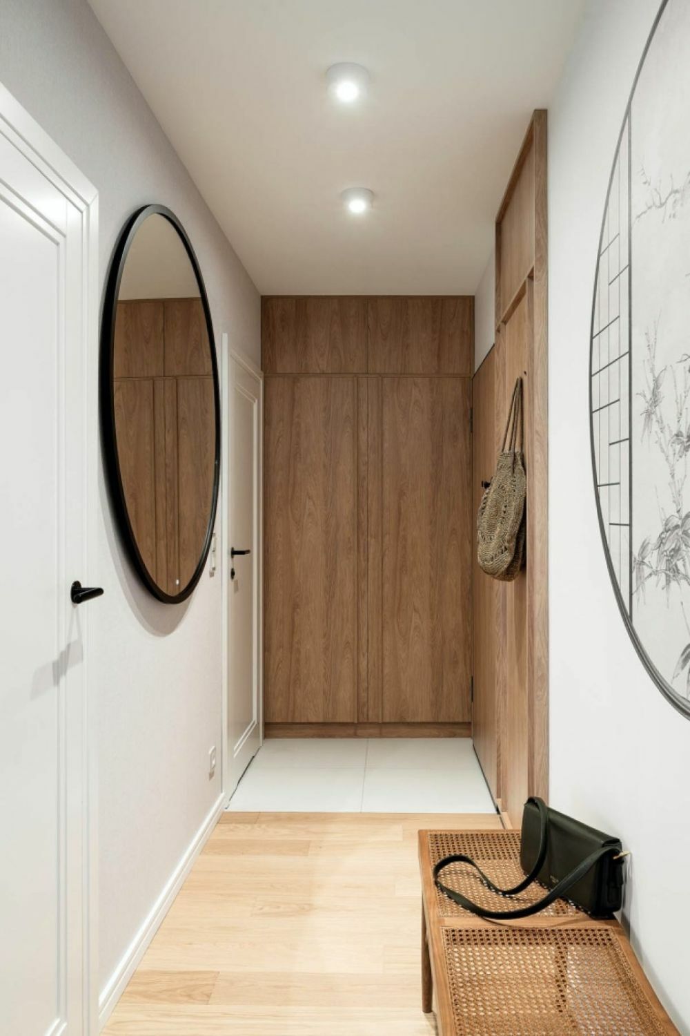 Nagy kör alakú tükör az előszobában