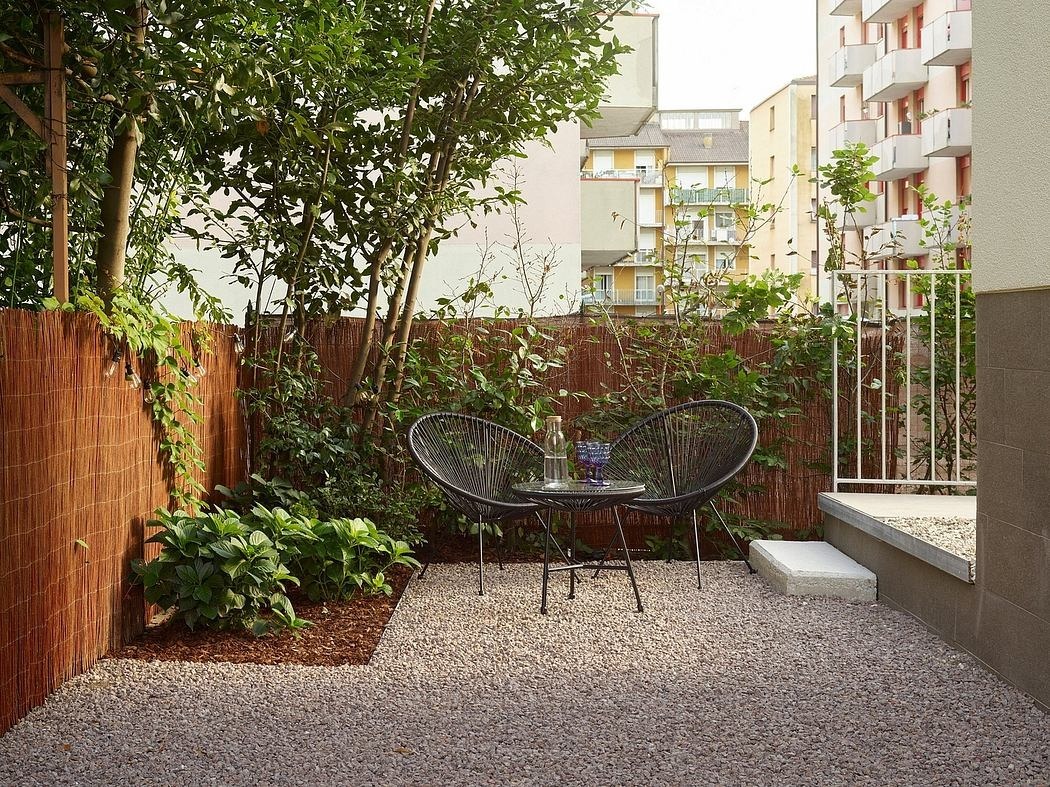 Kicsi hátsó kert fekete kültéri fotelekkel