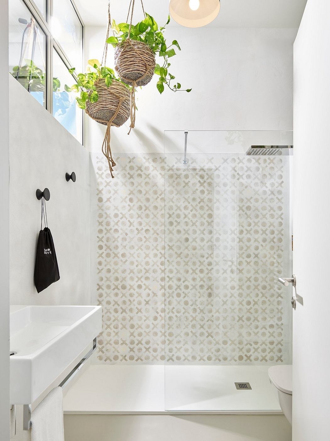 Dobogós zuhanyzó nyomott mintás falburkolatok