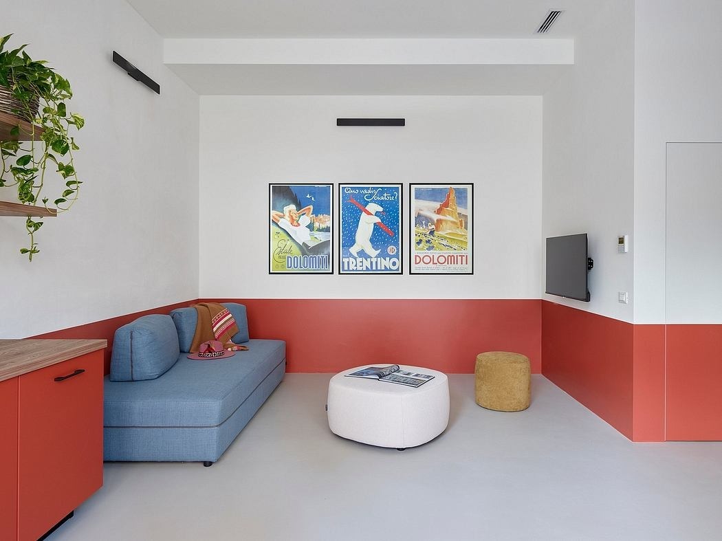 Színes vintage képekel dekorált nappali