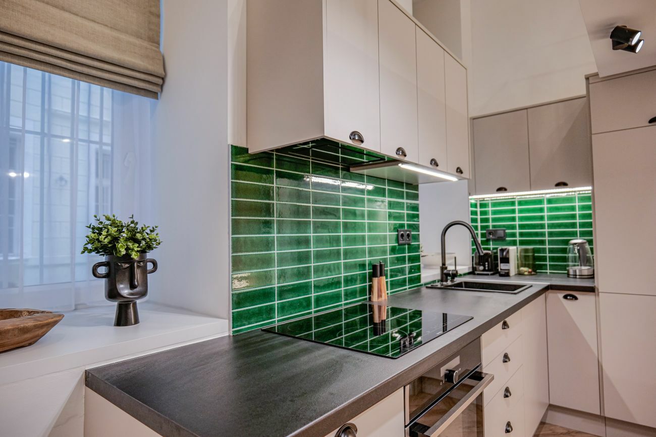 A fényes zöld falicseme az alsószint egyik látványeleme