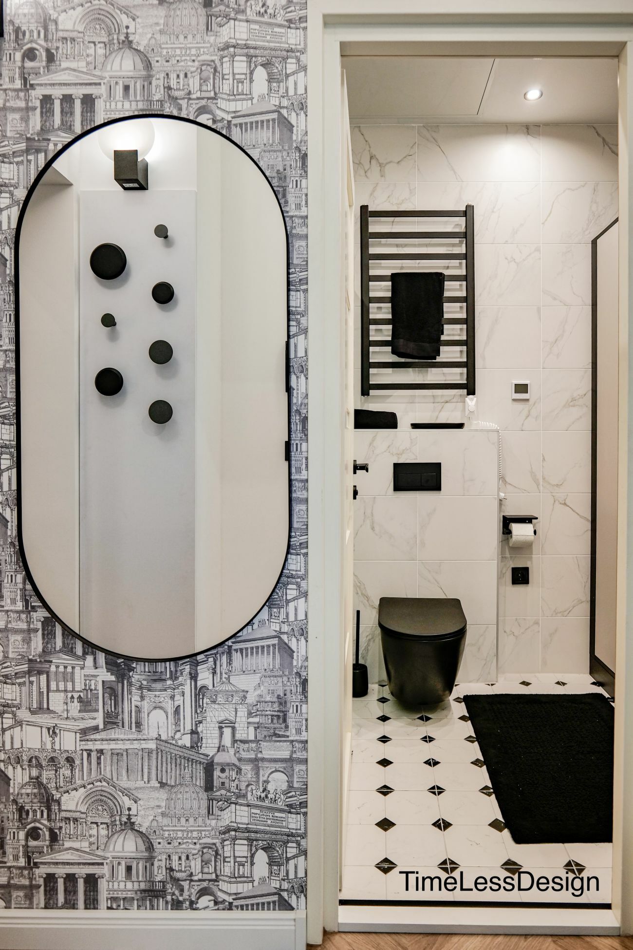 Márvány mintás fürdőszoba és tapétázott közlekedő