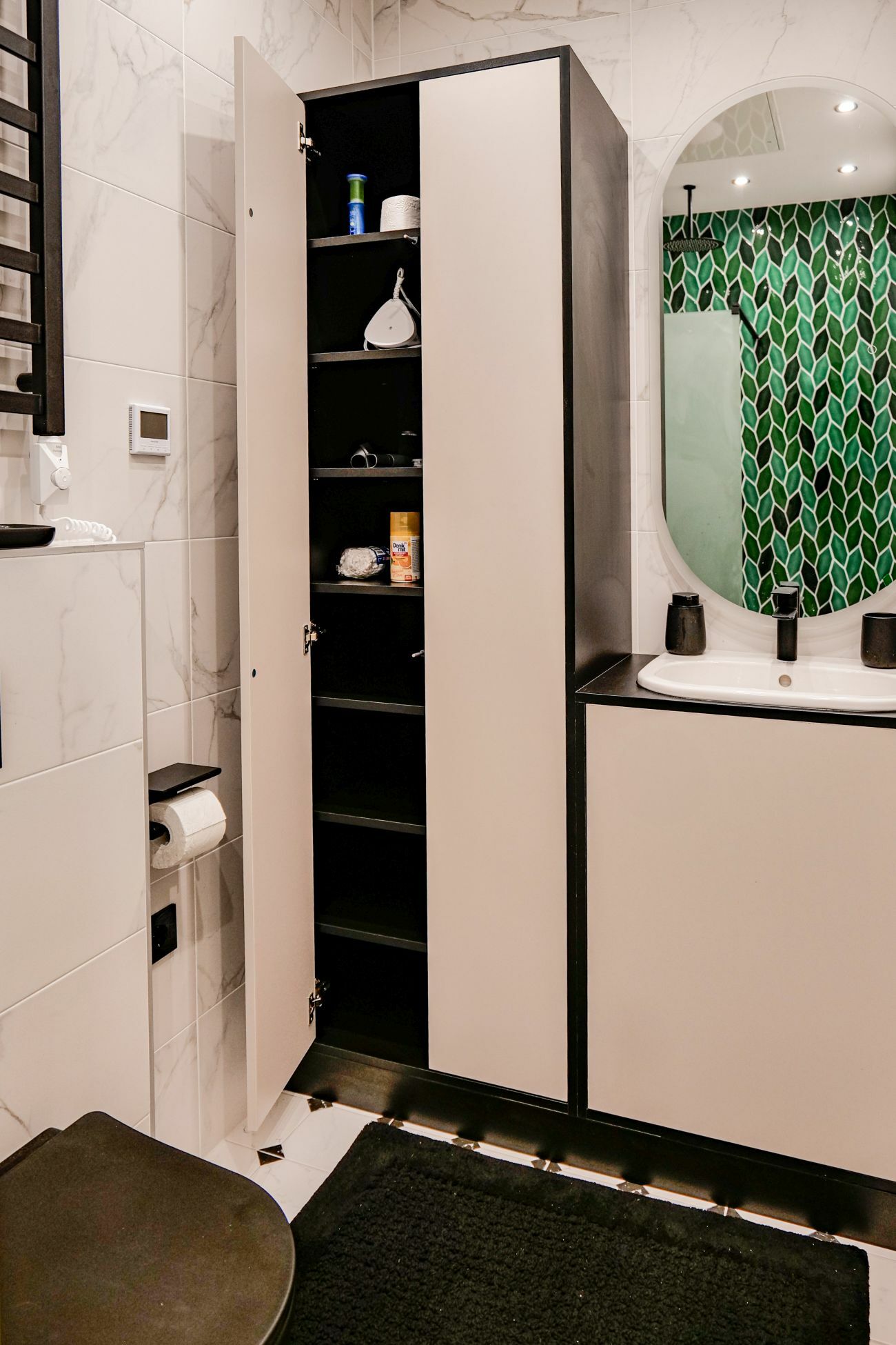 A fürdőszobai tárolóban minden elfér