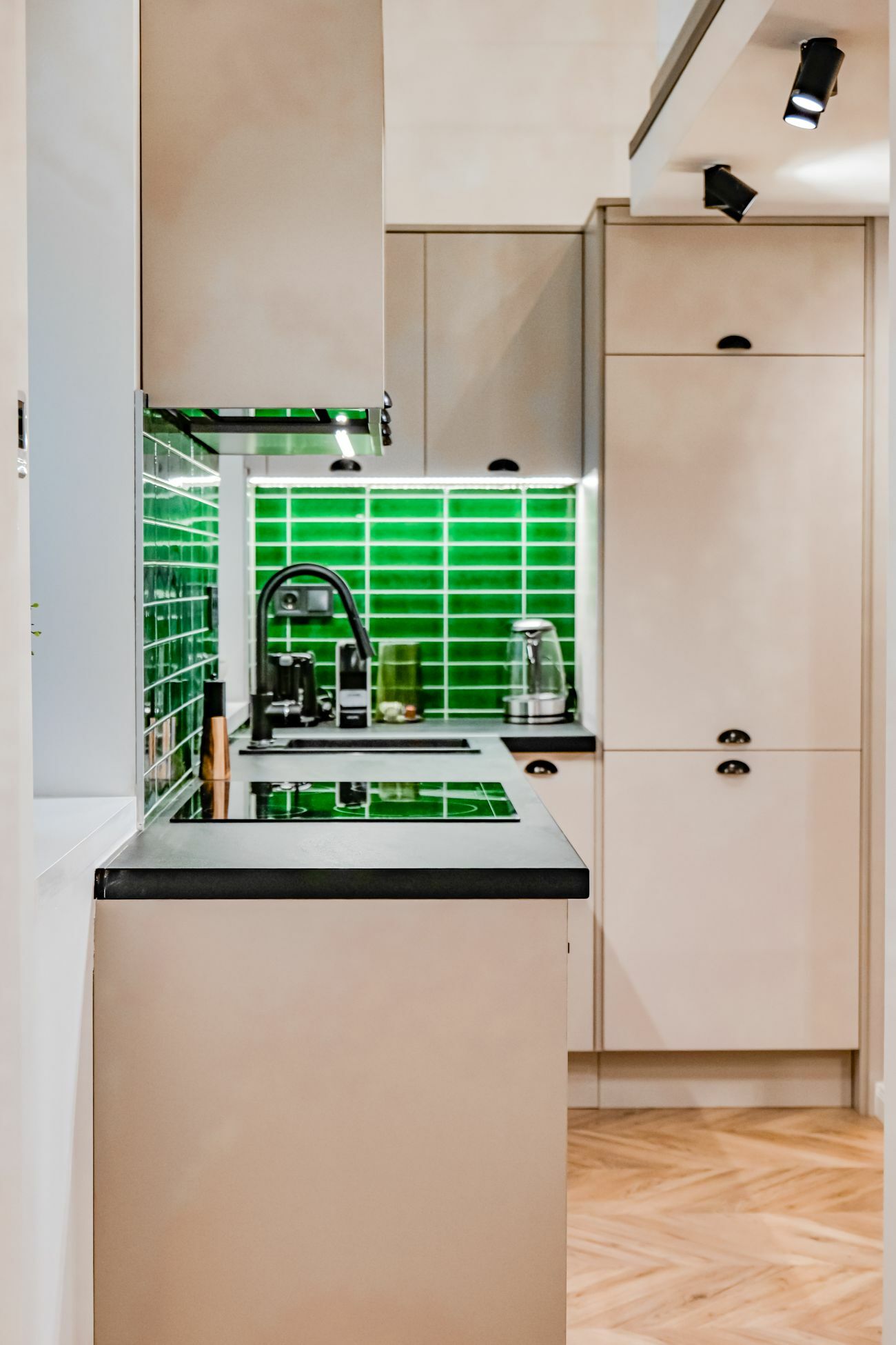 L alakú kialakítás megfelelő megvilágítással