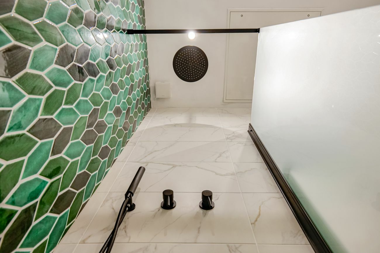 Egy nem mindennapi nézet a zuhanyzóból