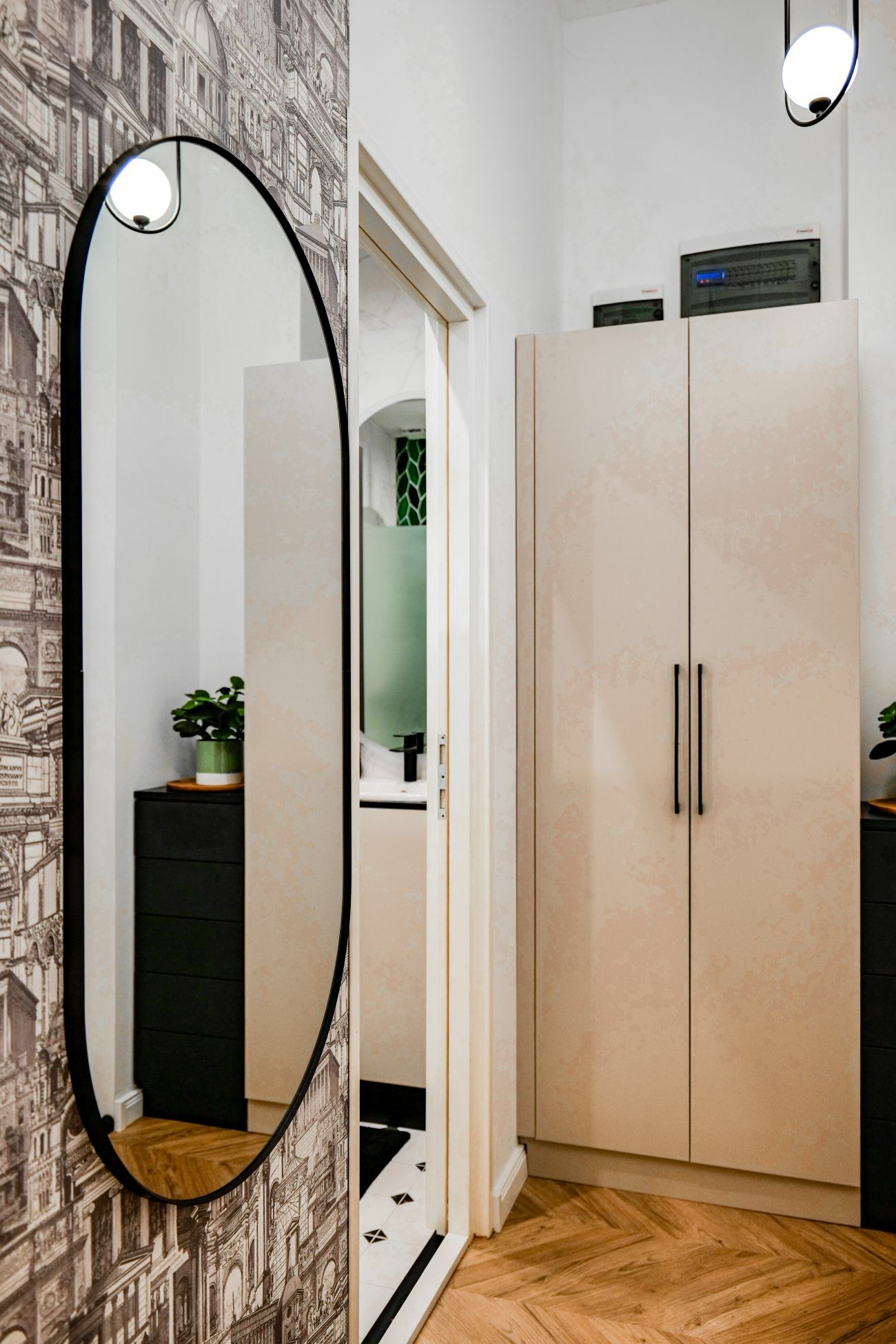 Tárolószekrény a fürdőszoba bejárata mellett