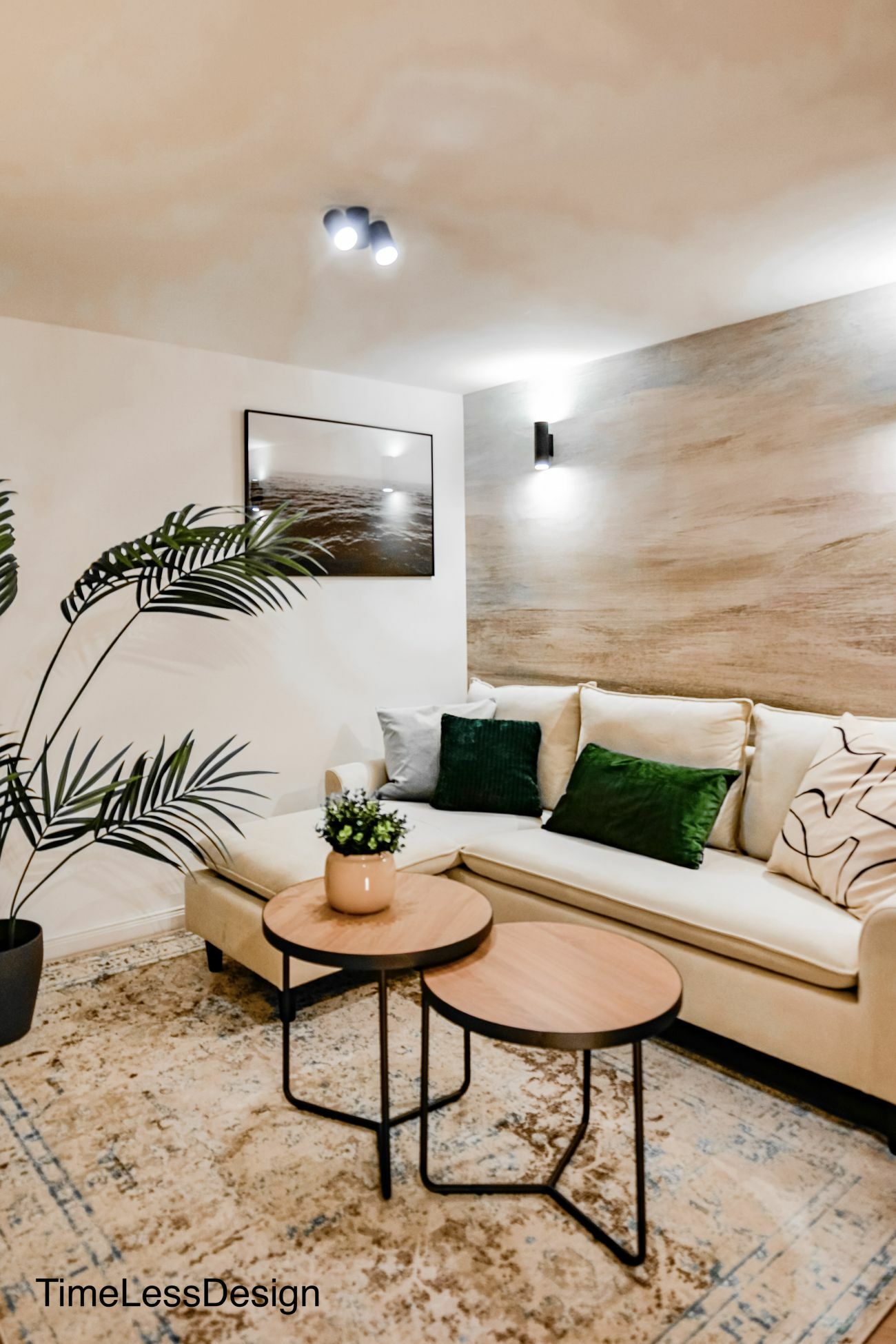 Krém és világosbarna árnyalatok szőnyege és falon