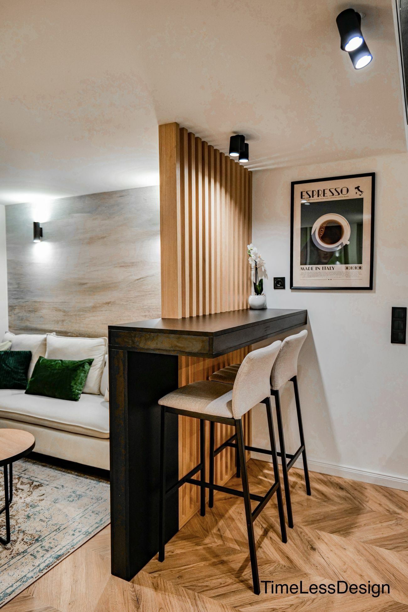 Térelválasztóval kombinált étkezőpult