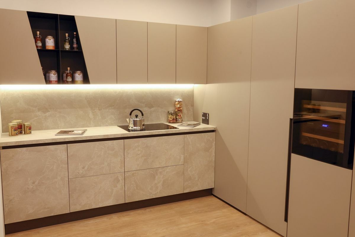 Natúr színű L alakú konyhabútor