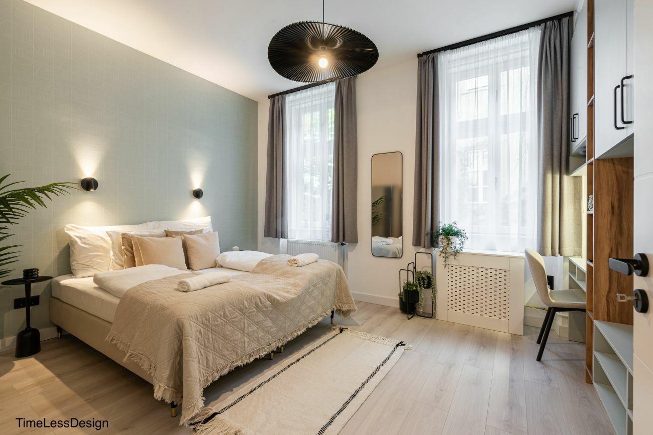 Tapétával, tükörrel kiegészülő hálószoba