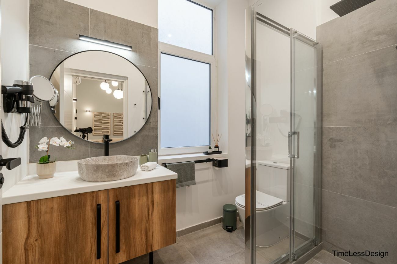 Az egyik fürdőszoba, betonos lapokkal