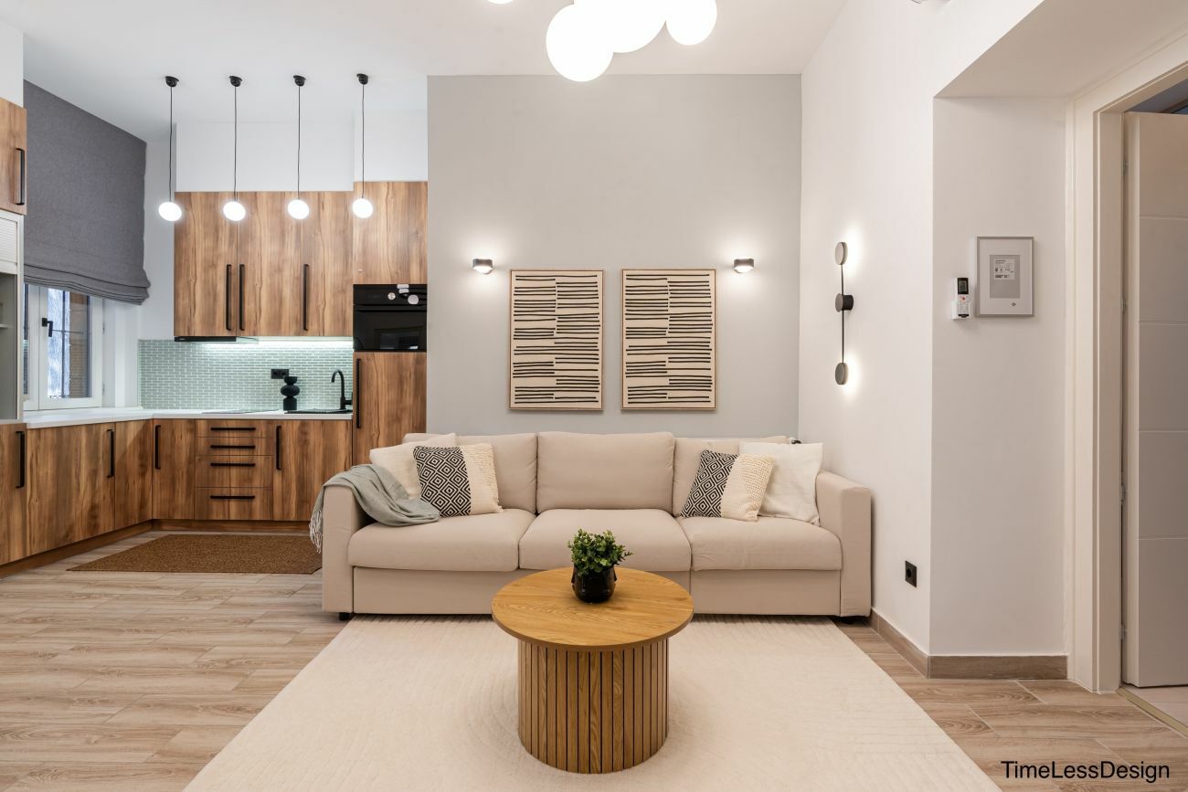 Kényelmes kanapé és modern lakásdekoráció natúr színben