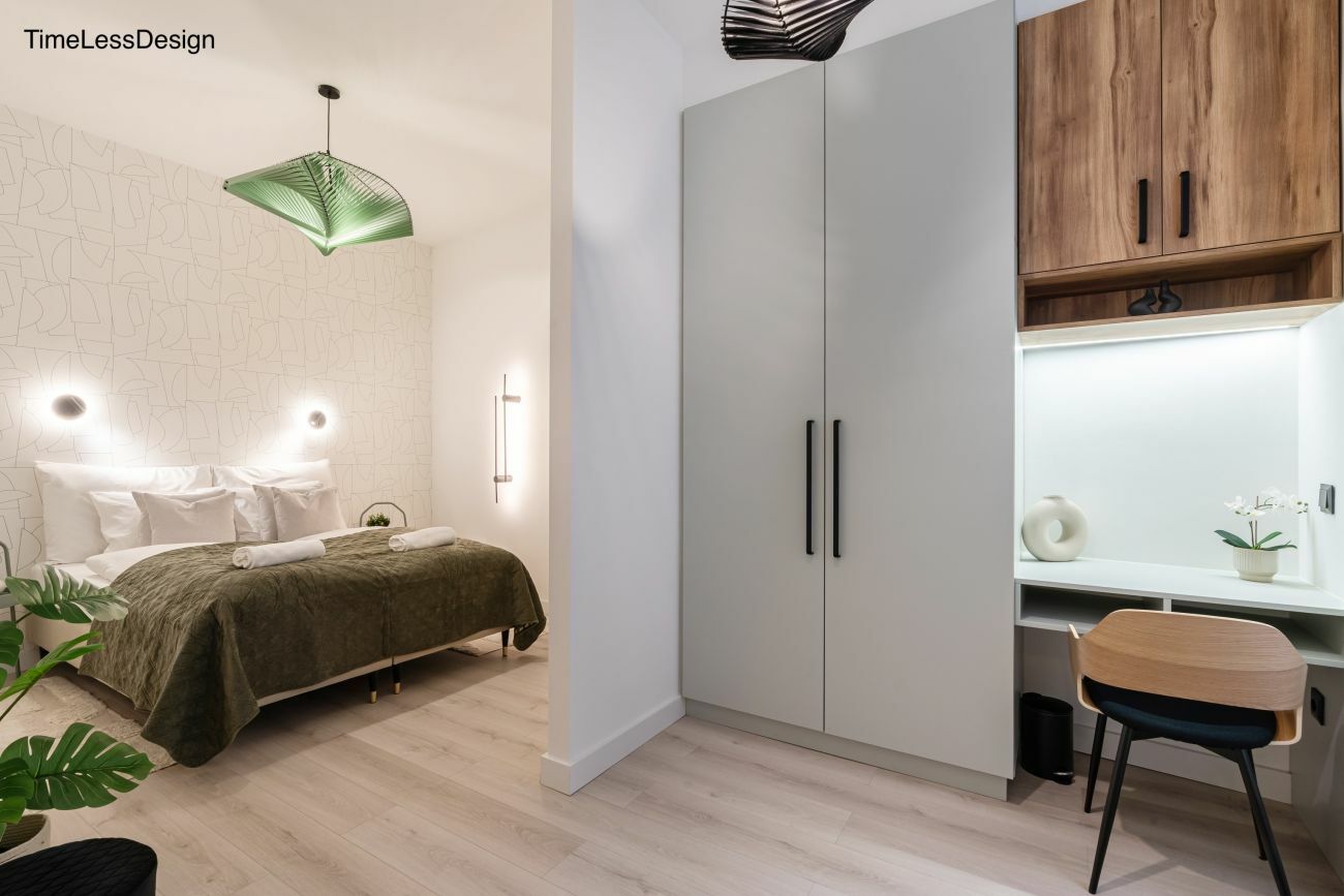 A harmadik hálószoba berendezése finom rajzolatú tapétval