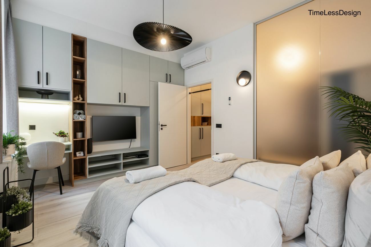 Saját tévével szerelt hálószoba