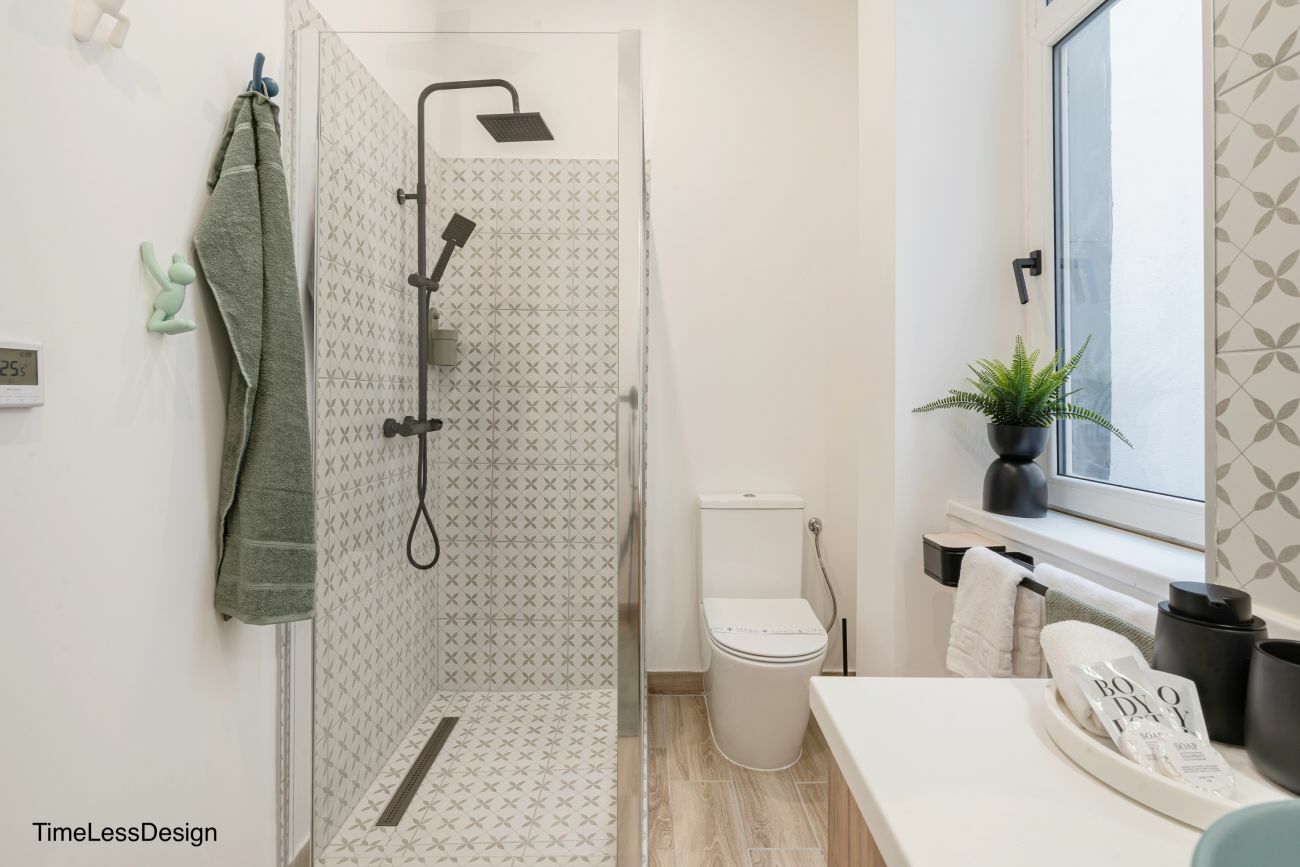 A másik zuhanyzós fürdőszoba mintás burkolattal